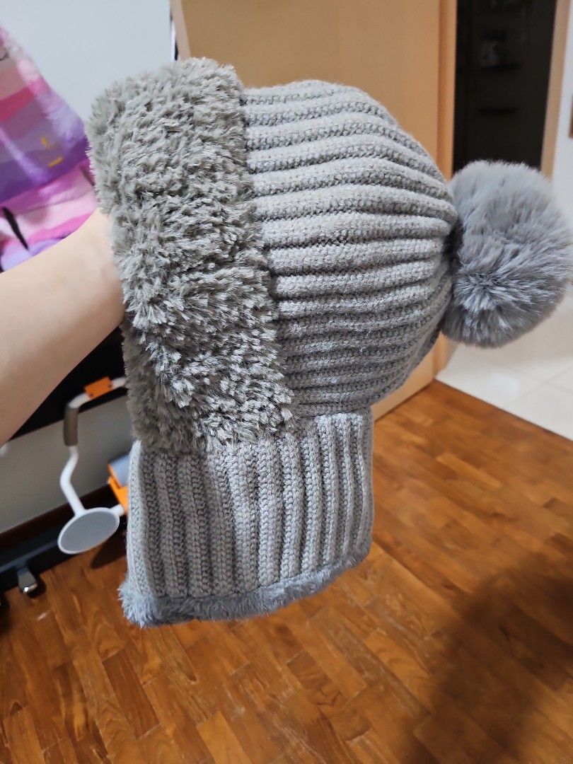 Winter Hat (Category: Accessories) located in Singapore. Submitted by lvitblank (Listing ID 1344371663, Image 1). Description: fix price, only self collection at hougang rivercourt.