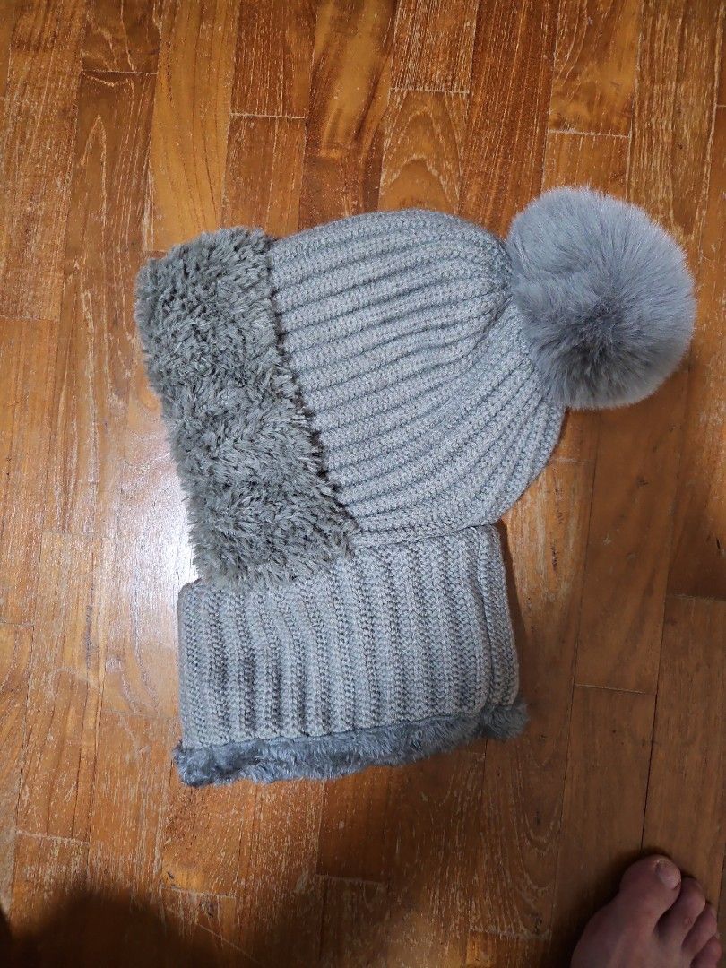 Winter Hat (Category: Accessories) located in Singapore. Submitted by lvitblank (Listing ID 1344371663, Image 4). Description: fix price, only self collection at hougang rivercourt.