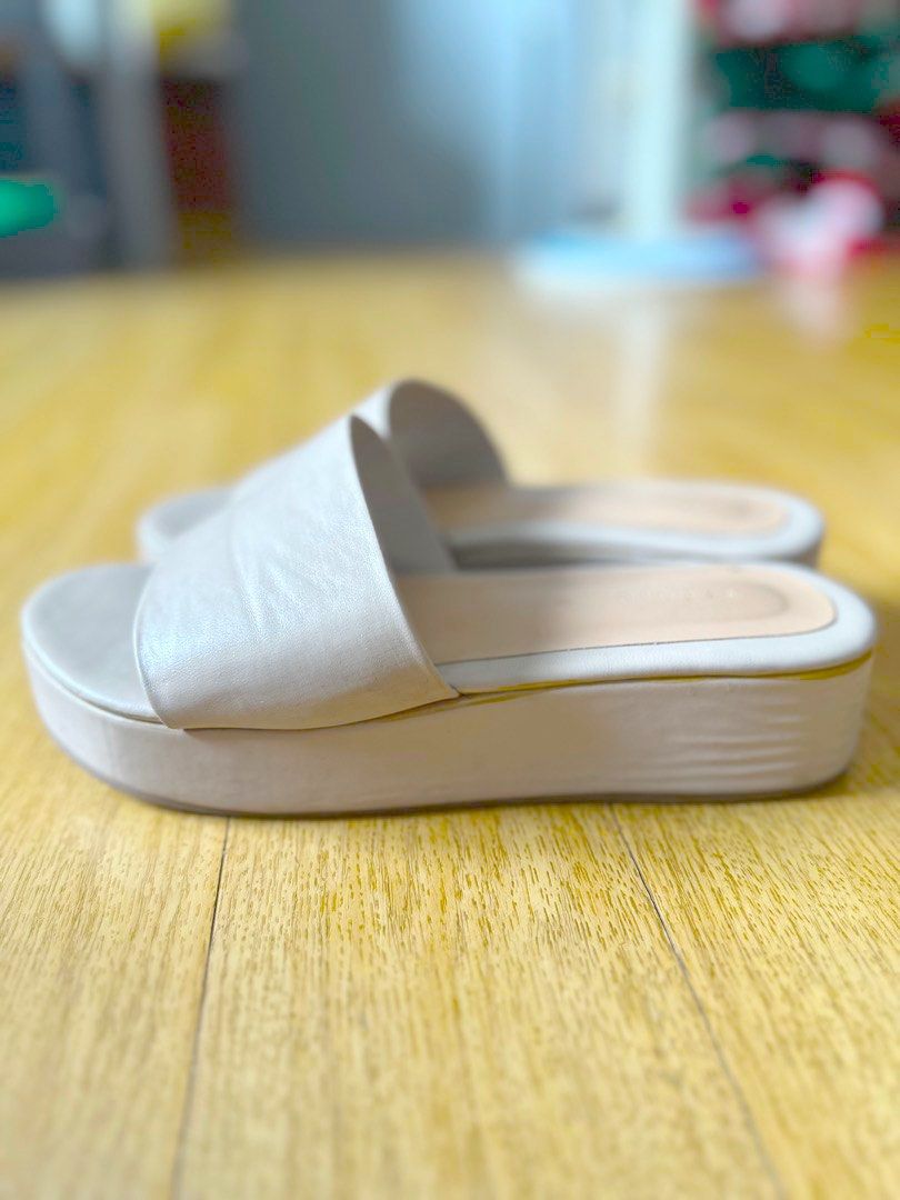 Beige Sandals Platfor (Category: Flats & Sandals) located in Manila. Submitted by declutter_rebuff (Listing ID 1339587792, Image 3). Description: Very comfy!!.