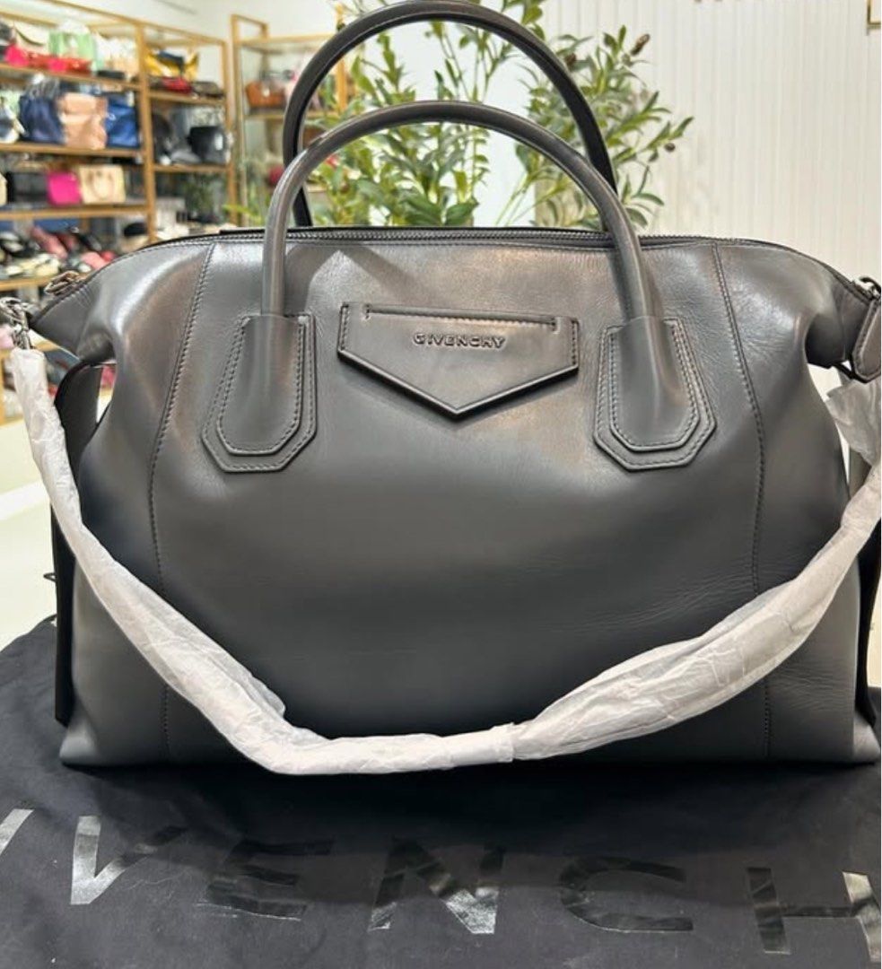 Bnew soft antigona medium (Category: Luxury Bags & Wallets) located in Santa Ana. Submitted by astonandariana (Listing ID 1339583986, Image 1). Description: .