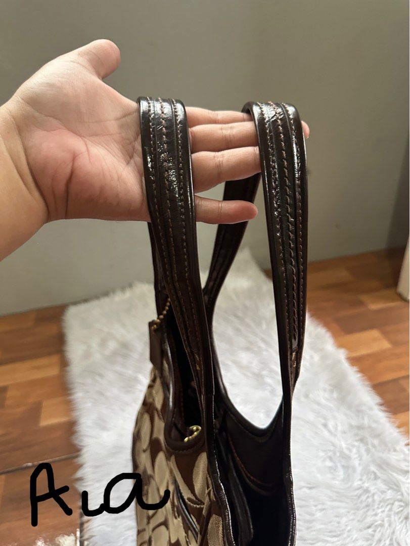 Coach ergo legacy (Category: Luxury Bags & Wallets) located in Navotas City. Submitted by airakyunha84167 (Listing ID 1339660249, Image 3). Description: ❌2850 ✅2,300 ✨👜❤️‍🔥Vintage Coach Ergo Legacy👜❤️‍🔥✨ ✅creed and hangtag complete ✅minimal sign of use no major flaw ✅mine as is no return no exchange ✅guaranteed original .