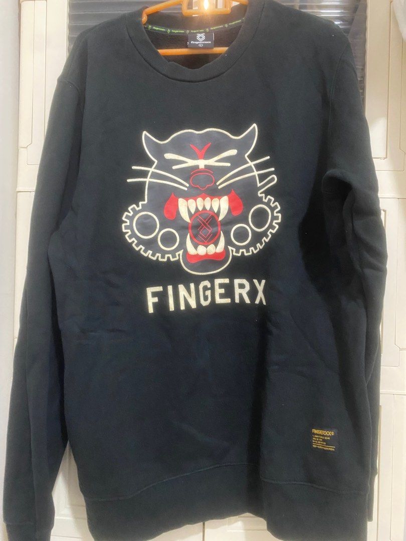 Fingercroxx Black Sweater (Category: Coats, Jackets and Outerwear) located in Quezon City. Submitted by mattdwayne (Listing ID 1339724534, Image 1). Description: Size: Large on Tag Width: 19.5 Length: 27 Pasok pa sa Large to Semi XL bro di naman ganon ka fitted saken. best fit siguro Medium kung trip mo yung medjo loose. One of my Favorite sweater i have but sadly i had to let it go because nakakaliitan ko na :( Makapal tela di ka mag sisisi kahi