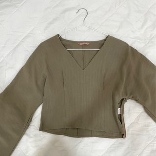 (Category: ) located in . Submitted by thriftingwithari (Listing ID 1339575081, Image 1). Description: .