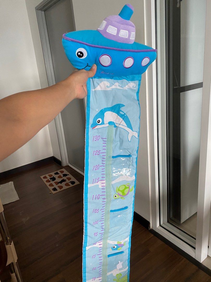 Height tracker (Category: Infant Playtime) located in Kuala Lumpur. Submitted by aladdin_fan (Listing ID 1339564963, Image 2). Description: Has 3 pockets in front and 3 pockets behind. Can be hung up to measure kid’s height..