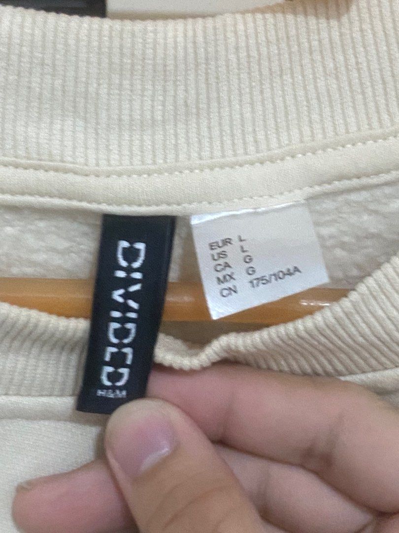 H&M Divided Austin Sweatshirt (Category: Longsleeves) located in Quezon City. Submitted by mattdwayne (Listing ID 1339699841, Image 2). Description: Width - 20 Length - 21 Kinda Boxy type fit perfect for petite girls. Used this 2 or 3 times tapos bahay bahay lang then naimbak na sa drawer. Ribbings are all tight and crispy. Color rate is 9/10. No crack prints and complete tags. Searchable din yung mismong sweater as the last slide shows Issue: ha