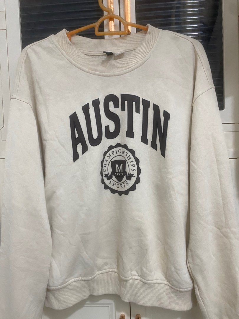 H&M Divided Austin Sweatshirt (Category: Longsleeves) located in Quezon City. Submitted by mattdwayne (Listing ID 1339699841, Image 1). Description: Width - 20 Length - 21 Kinda Boxy type fit perfect for petite girls. Used this 2 or 3 times tapos bahay bahay lang then naimbak na sa drawer. Ribbings are all tight and crispy. Color rate is 9/10. No crack prints and complete tags. Searchable din yung mismong sweater as the last slide shows Issue: ha