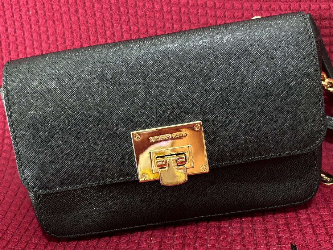 Michael Kors Tina Clutch Wallet (Category: Luxury Bags & Wallets) located in Bacoor. Submitted by rachgoshopping (Listing ID 1339629519, Image 2). Description: Authentic Super nice bag and wallet 😍 2 in 1 — Clutch bag and wallet are detachable In very good condition—no issue sa bag; gold na gold ang hardwares Only flaw is the metal lock (2nd pic) Free SF na so no tawad 😉.