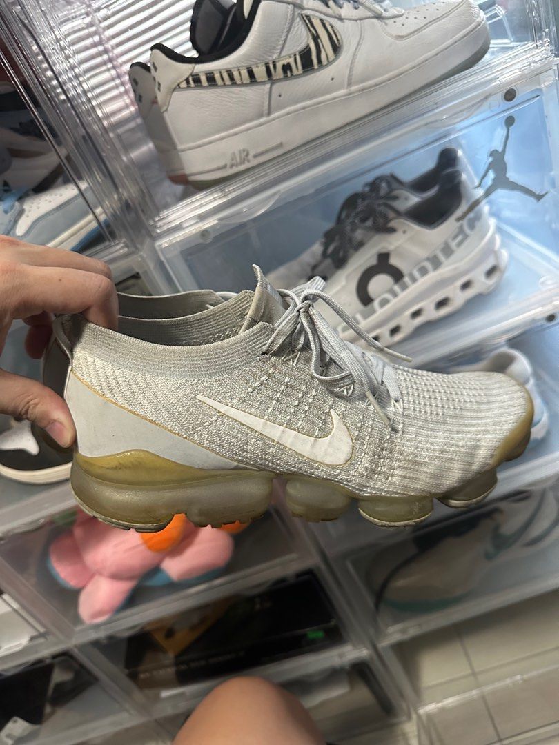 NIKE VAPORMAX (Category: Sneakers) located in Manila. Submitted by yoyohanchecharon (Listing ID 1339612078, Image 1). Description: Size 10.5 no box Yellowing, but pair is ok Pm if interested .