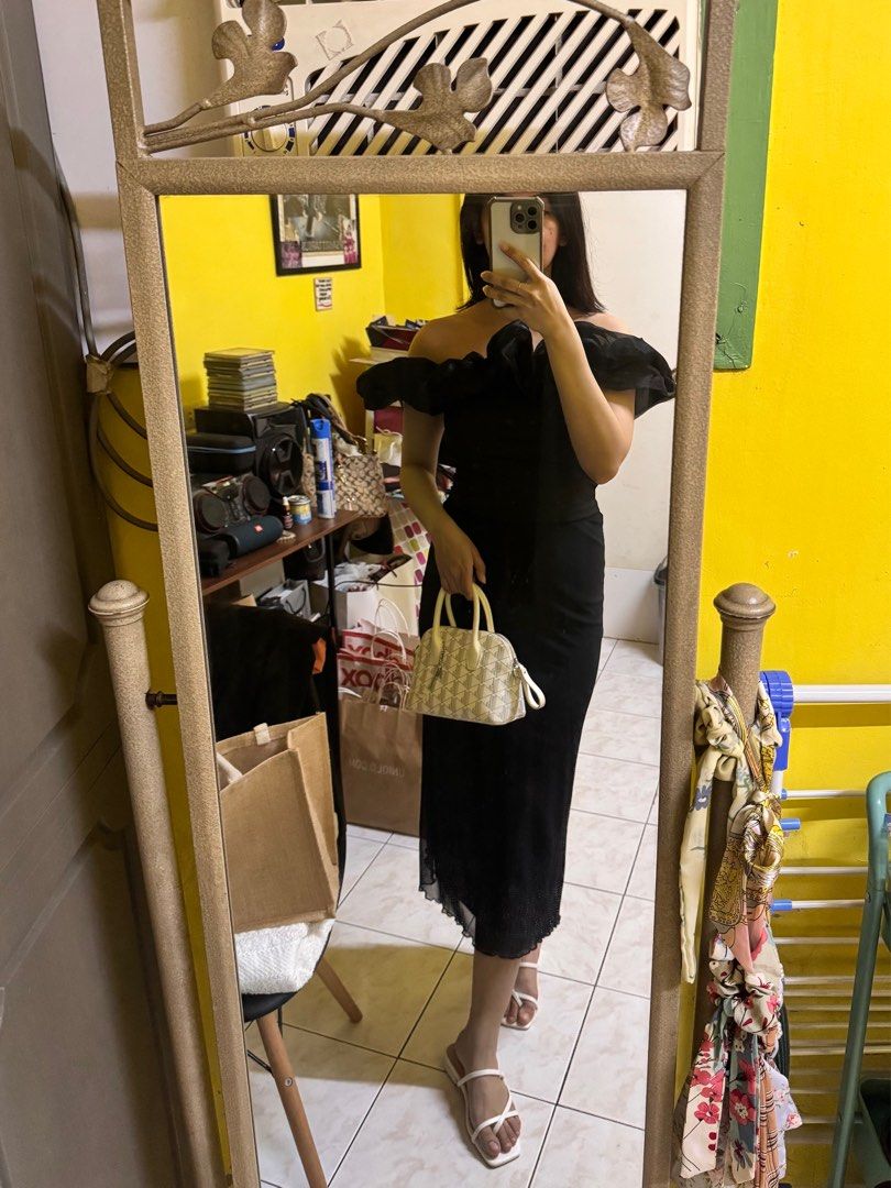 Off Shoulder Ruffle Trip Cropped Top (Category: Others Tops) located in Manila. Submitted by _rinaa (Listing ID 1339739446, Image 2). Description: .
