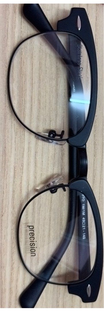 Spectacle Frames (Category: Accessories) located in Kuala Lumpur. Submitted by khurusetran-96340 (Listing ID 1339586350, Image 1). Description: .
