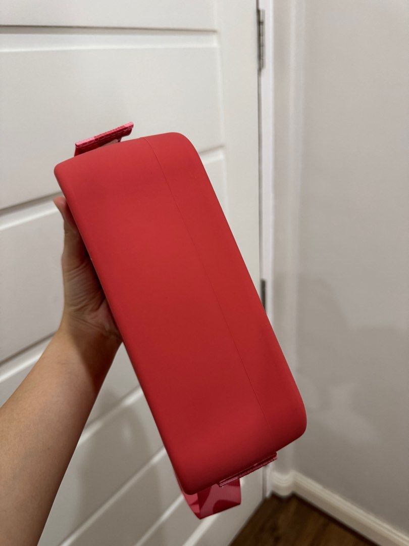 Viajecito Splashkit Taffy with Taffy Flora Strap (Category: Purses & Pouches) located in Muntinlupa City. Submitted by prelovedkn_ (Listing ID 1339603624, Image 3). Description: Bought for around 3,689 (2699 body + 990 strap) Used twice or thrice at most RFS: decluttering.