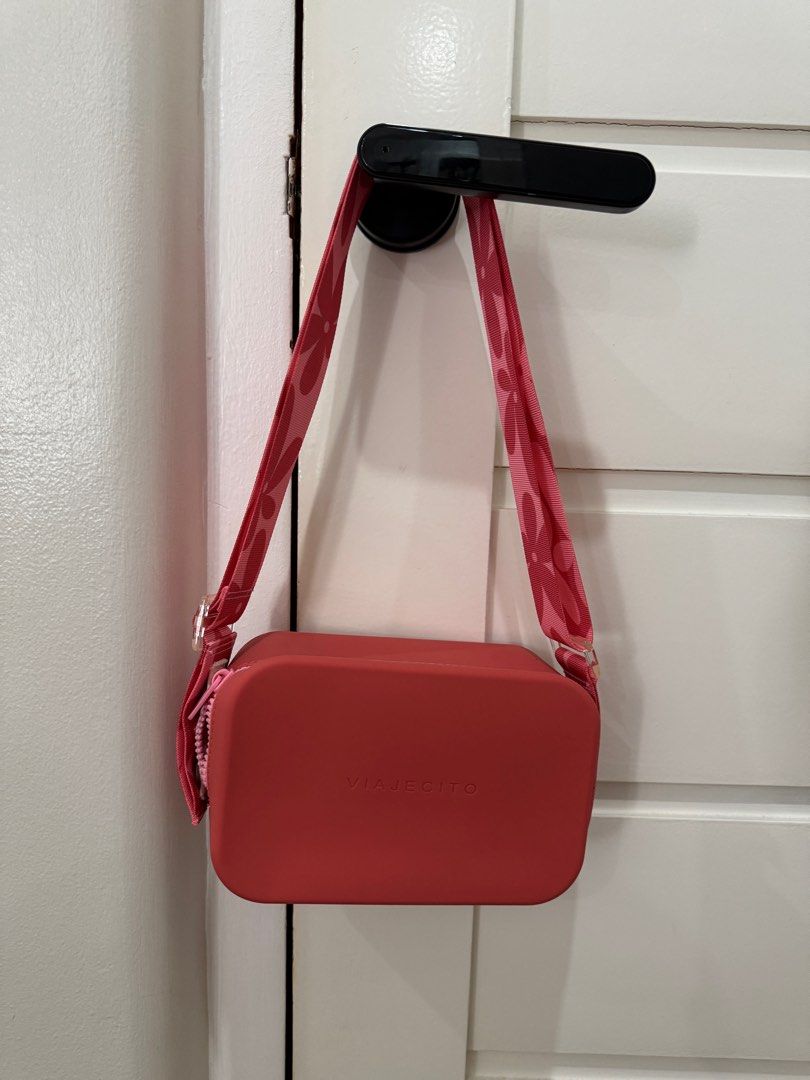 Viajecito Splashkit Taffy with Taffy Flora Strap (Category: Purses & Pouches) located in Muntinlupa City. Submitted by prelovedkn_ (Listing ID 1339603624, Image 1). Description: Bought for around 3,689 (2699 body + 990 strap) Used twice or thrice at most RFS: decluttering.