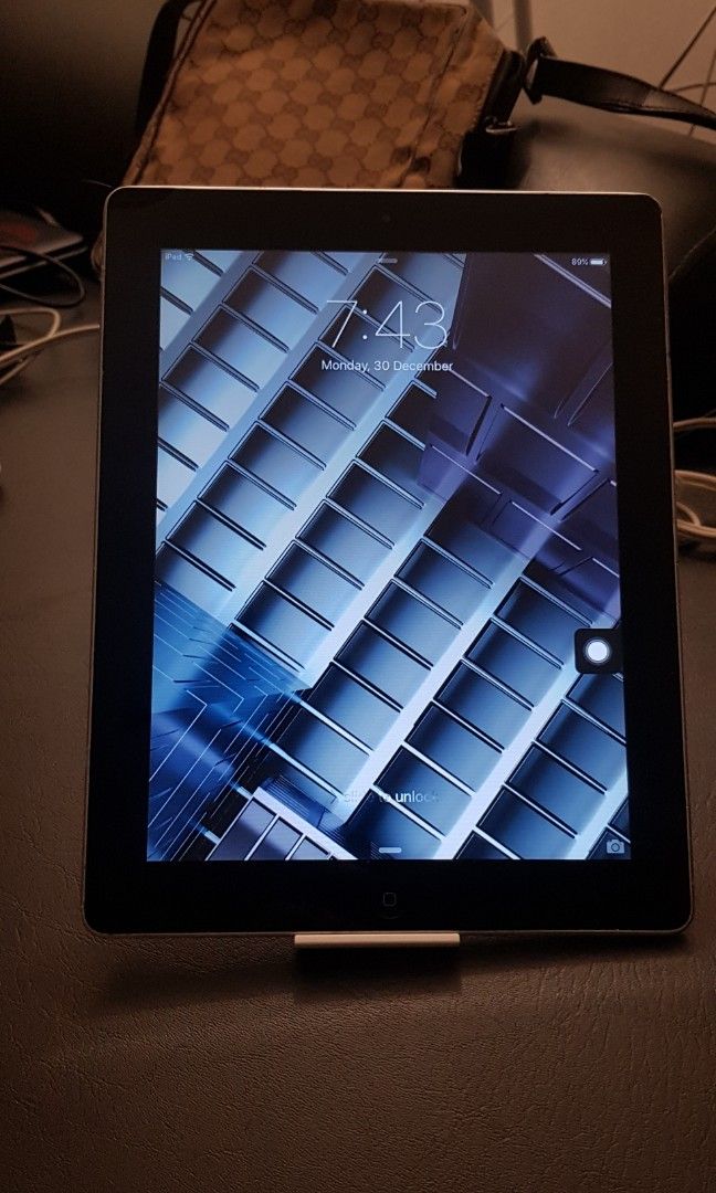 Apple iPad 2nd gen for Kids (Category: iPad) located in Cavite. Submitted by jmy826 (Listing ID 1344610489, Image 3). Description: Pambata Apple iPad 2 16GB Internal Wifi model Bezel Black Apple A5 Dual Core 9.7-inch LED Backlit Display Makunat ang battery. Price: 1,300.php. May hairline(basag) sa upper left corner Kasama ng iPad ay Apple 30 pin cord charger Ready to use. All running ok. Power switch, vol rocker buttons, rotate/mute switch, home 