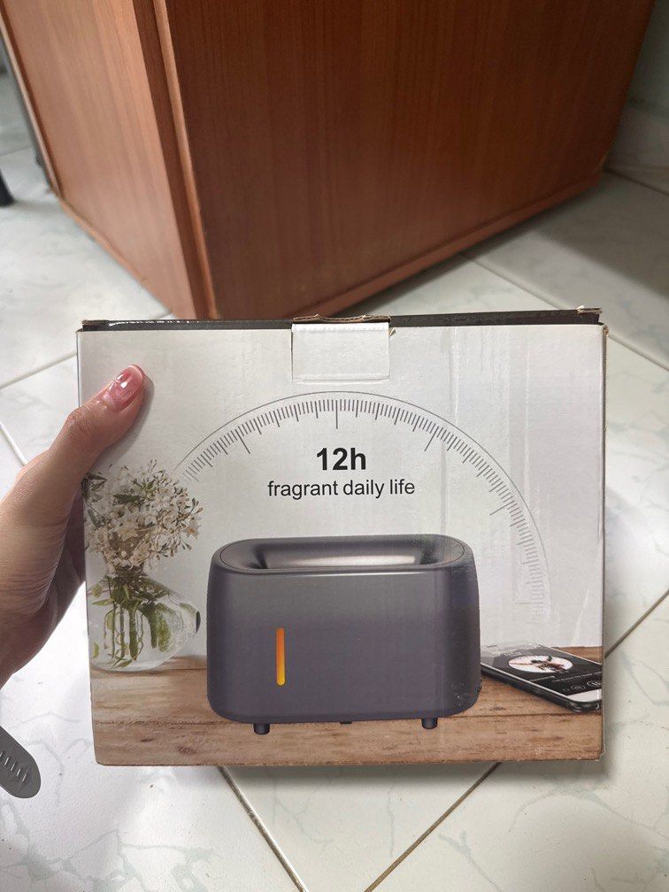Aroma Diffuser (Category: Air Purifiers & Dehumidifiers) located in Singapore. Submitted by tongtongx (Listing ID 1344515802, Image 2). Description: Remote control aroma diffuser - Adjustable mist spray - Humidifying fresh air.