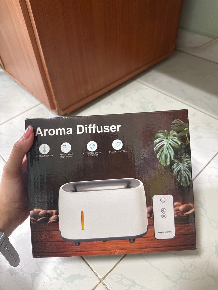 Aroma Diffuser (Category: Air Purifiers & Dehumidifiers) located in Singapore. Submitted by tongtongx (Listing ID 1344515802, Image 1). Description: Remote control aroma diffuser - Adjustable mist spray - Humidifying fresh air.