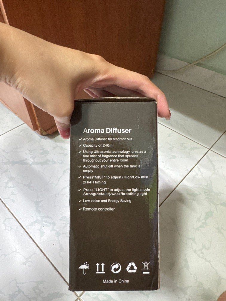 Aroma Diffuser (Category: Air Purifiers & Dehumidifiers) located in Singapore. Submitted by tongtongx (Listing ID 1344515802, Image 3). Description: Remote control aroma diffuser - Adjustable mist spray - Humidifying fresh air.