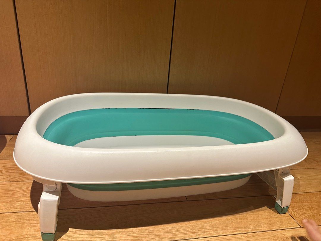 Baby Bath Tub Collapsible (Category: Bathtub & Bath Accessories) located in Mandaluyong City. Submitted by rae_tt (Listing ID 1344556670, Image 1). Description: Rfs declutter Grab or lalamove Loc Mandaluyong.