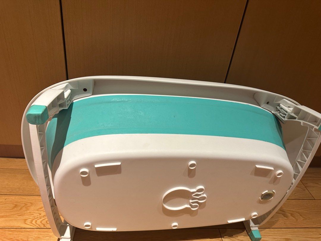 Baby Bath Tub Collapsible (Category: Bathtub & Bath Accessories) located in Mandaluyong City. Submitted by rae_tt (Listing ID 1344556670, Image 2). Description: Rfs declutter Grab or lalamove Loc Mandaluyong.