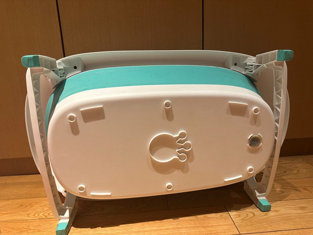 Baby Bath Tub Collapsible (Category: Bathtub & Bath Accessories) located in Mandaluyong City. Submitted by rae_tt (Listing ID 1344556670, Image 3). Description: Rfs declutter Grab or lalamove Loc Mandaluyong.