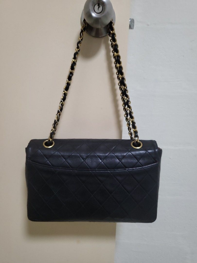 Chanel (Category: Shoulder Bags) located in Singapore. Submitted by Esaaa (Listing ID 1292364821, Image 3). Description: .