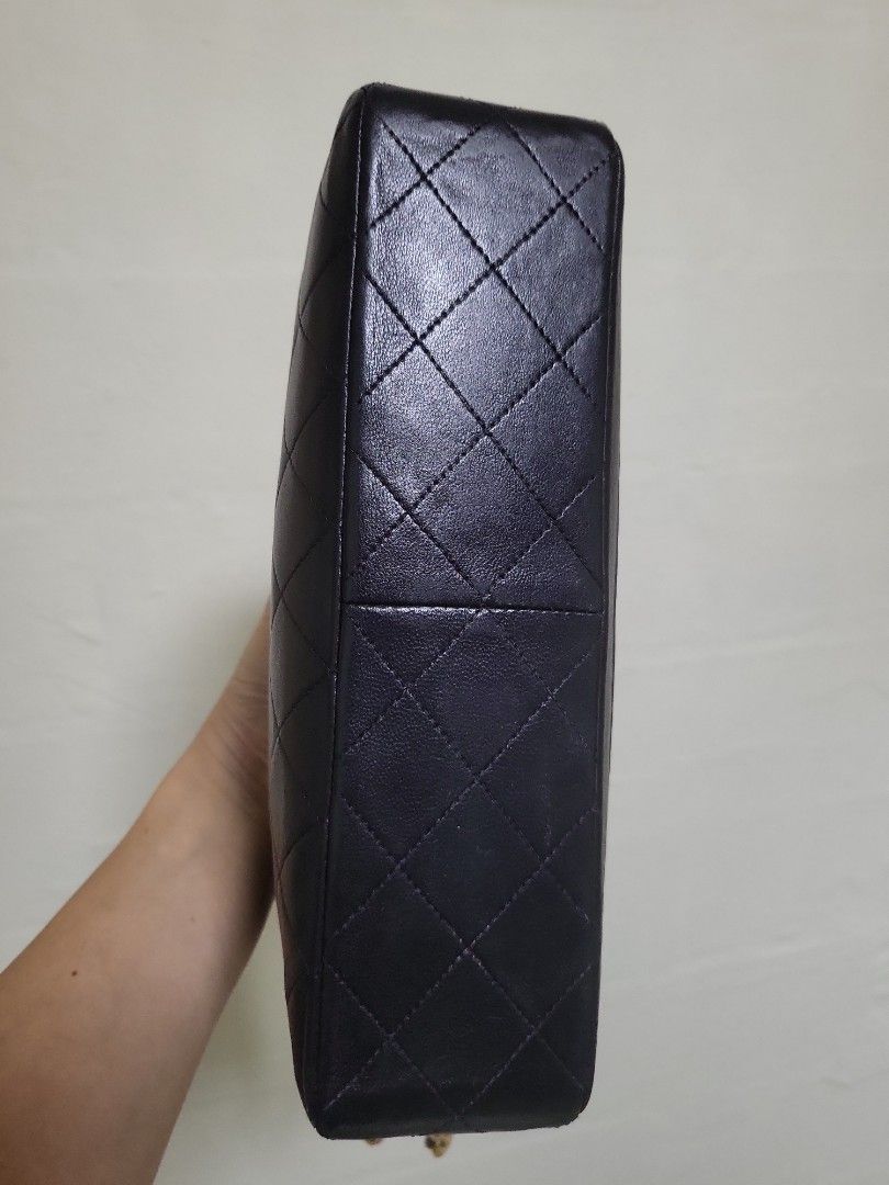 Chanel (Category: Shoulder Bags) located in Singapore. Submitted by Esaaa (Listing ID 1292364821, Image 4). Description: .