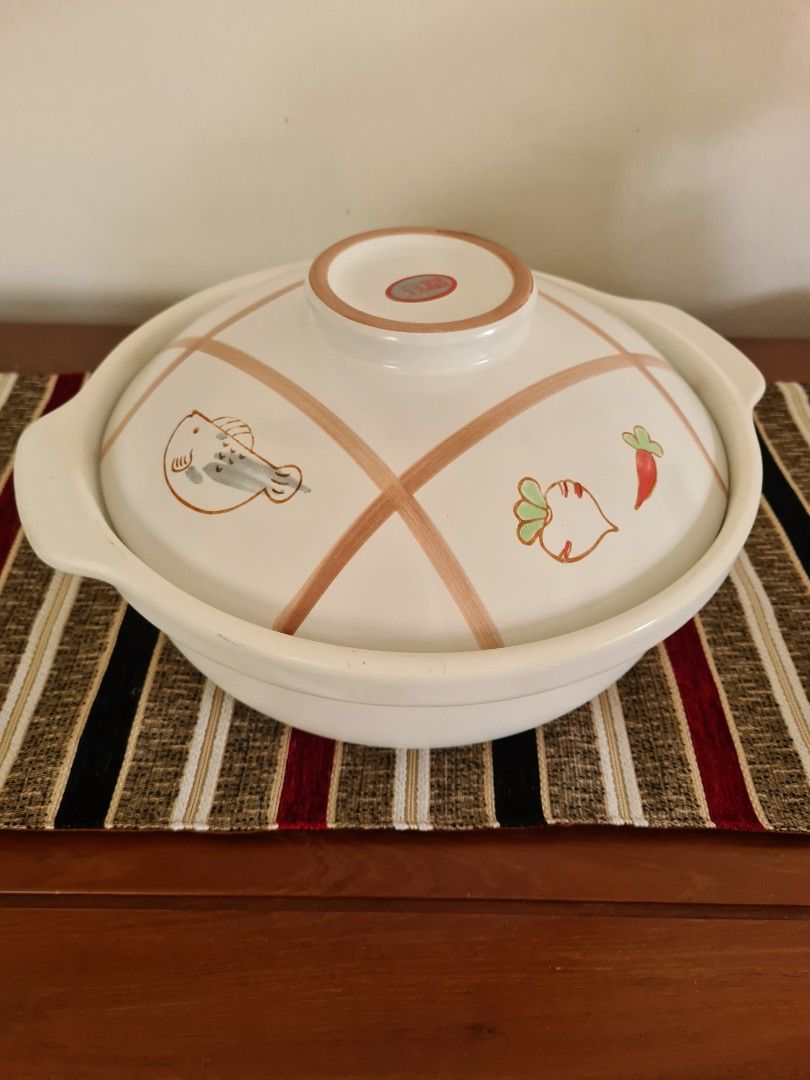 Claypot, 盆菜 pot (Category: Cookware & Accessories) located in Singapore. Submitted by coorstek (Listing ID 1344475002, Image 1). Description: Pen Chai 盆菜 pot, used once only, great for Chinese New Year, 29cm outer diameter, 11cm height (without cover) #2: 28cm outer diameter 9cm height ( without cover) Paynow or cash on meet up at ToaPayoh, Bishan or Serangoon mrt Station.