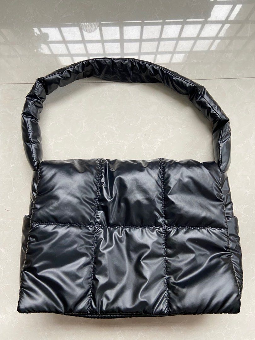 Forever 21 Black Quilted Puffer Shoulder Purse (Category: Shoulder Bags) located in Santa Maria. Submitted by lemuelrams (Listing ID 1344525858, Image 1). Description: .