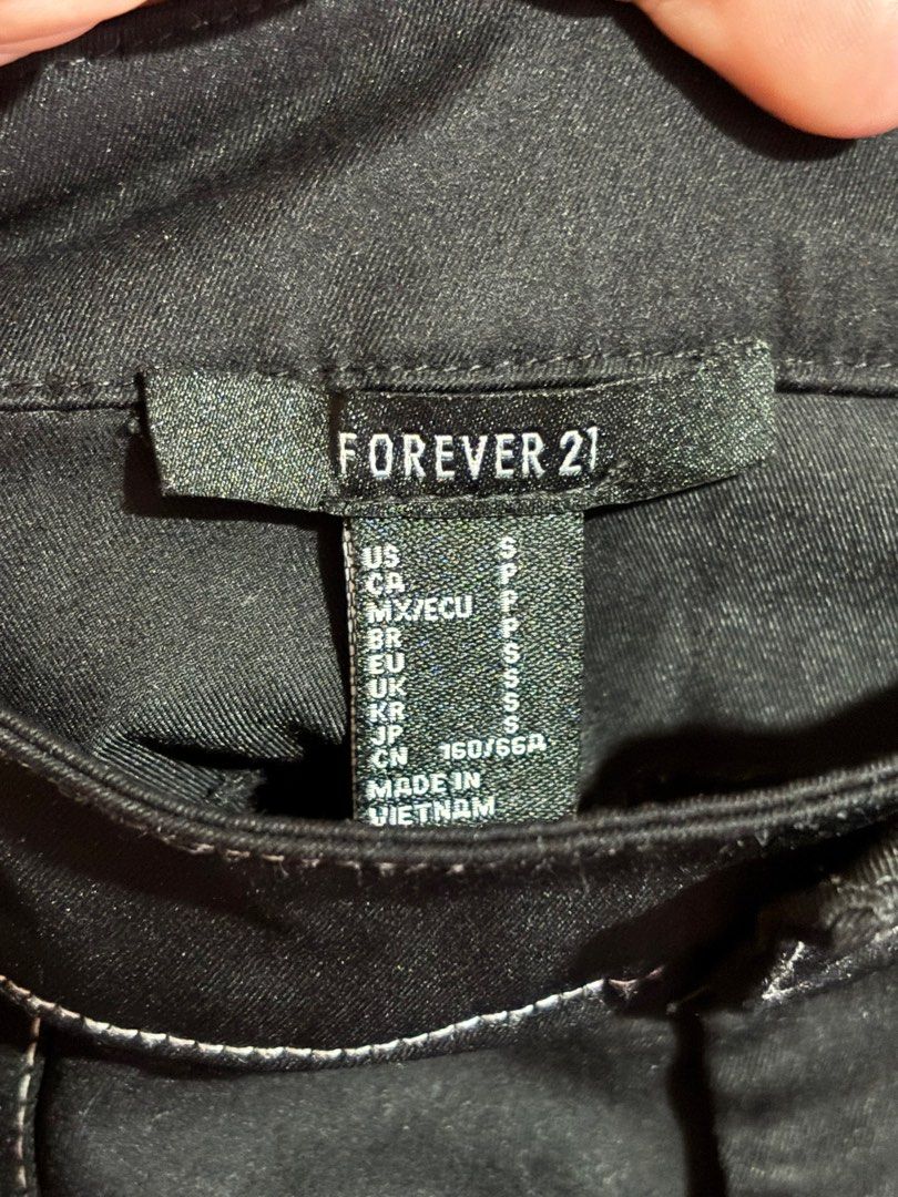 Forever 21 black skirt with belt (Category: Skirts) located in Pasay City. Submitted by chewy9 (Listing ID 1344522630, Image 2). Description: For sale Forever 21 black skirt with belt Size small (length: 16in, width: 13in) 200 pesos Pasay loc, sf to be paid by buyer Pm for details. Thanks!.