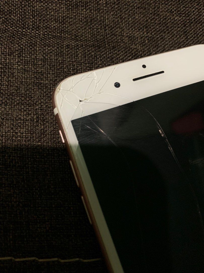 Iphone 7 Plus 32gb with LCD Crack (Category: iPhone 7 Series) located in Taguig. Submitted by karusellph (Listing ID 1344562182, Image 3). Description: Issue: Glass crack as shown in the pictures Still functional for daily use.