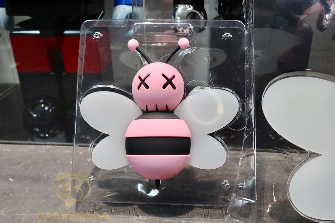 KAWS X DIOR BEE Store Display 非賣品, 興趣及遊戲, 玩具& 遊戲類