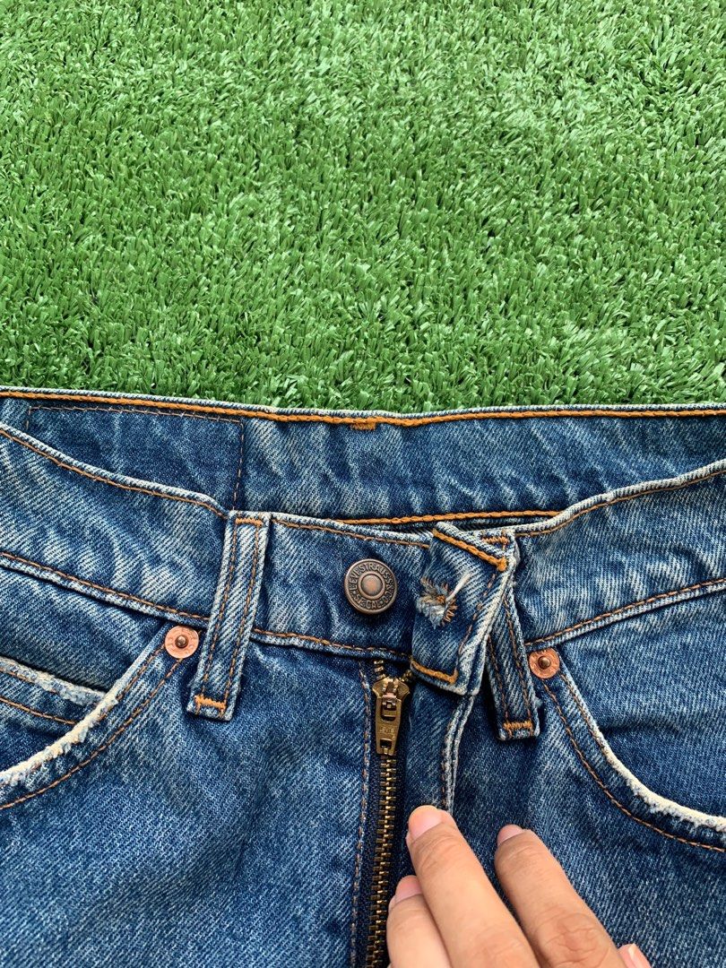 LEVIS (Category: Jeans) located in Manila. Submitted by anggex44 (Listing ID 1344526271, Image 3). Description: WAIST 26 HIPS 32 LENGTH 41.5 EXCELLENT CONDITION.