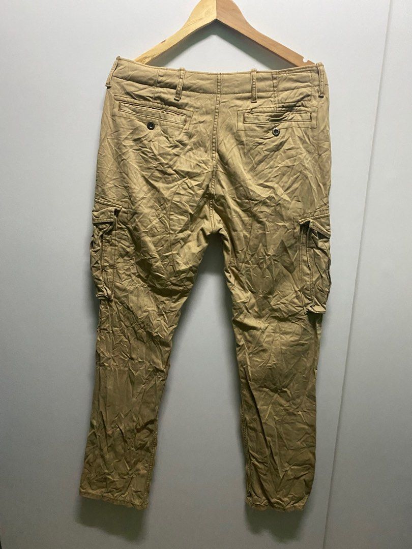 Levis cargo (Category: Jeans) located in Taytay. Submitted by dariusballesteros (Listing ID 1344465563, Image 2). Description: Size 32 Length 41 Hem 7 No issue.