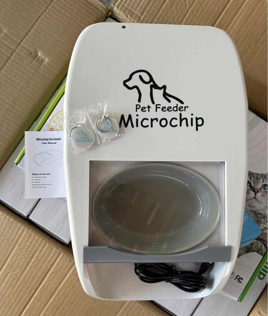 Microchip automatic pet feeder (Category: Homes & Other Pet Accessories) located in Mandaluyong City. Submitted by maricris.sn (Listing ID 1344448560, Image 2). Description: Price of one unit; P6000 Take both for P10k Dual Power Supply: Supports 4 C cells or USB power, ensuring reliable feeding. Multi-pet Family Management:Designed for multi-pet families, this feeder prevents stealing and maintains individual diets. Healthy Feeding Schedule:Custo