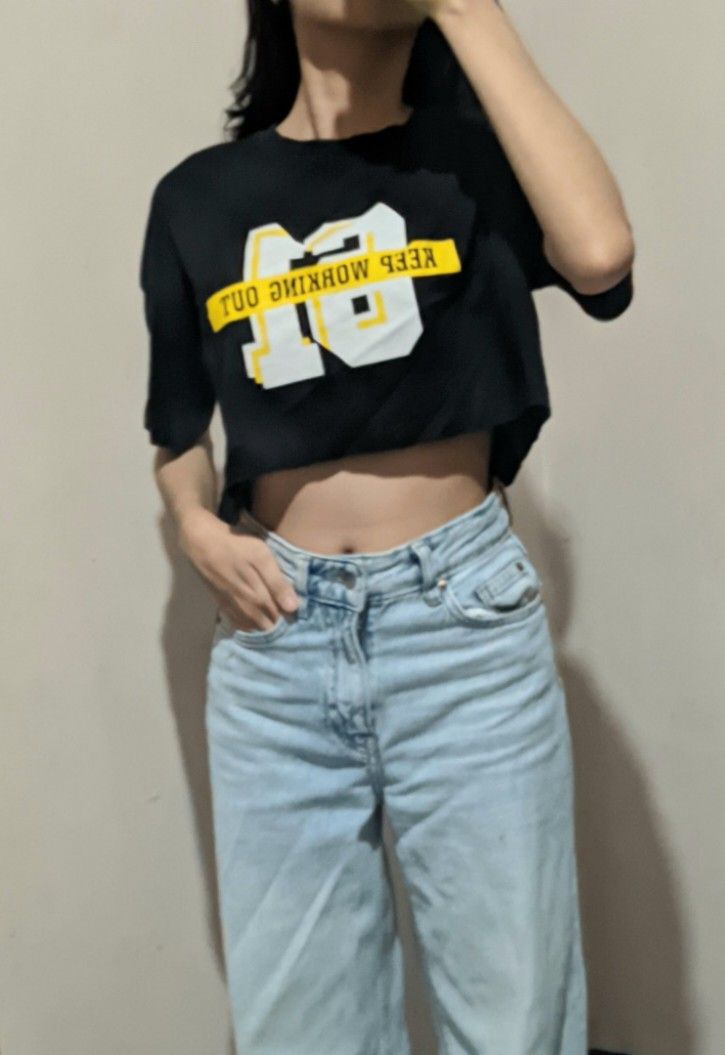 TOPFEELING LADIES black hanging crop top (Category: Shirts) located in Malabon City. Submitted by ze_taaaa (Listing ID 1344544776, Image 2). Description: 💌rfs: decluttering size: xs - s mop: gcash ~ my fave! still in a great condition.