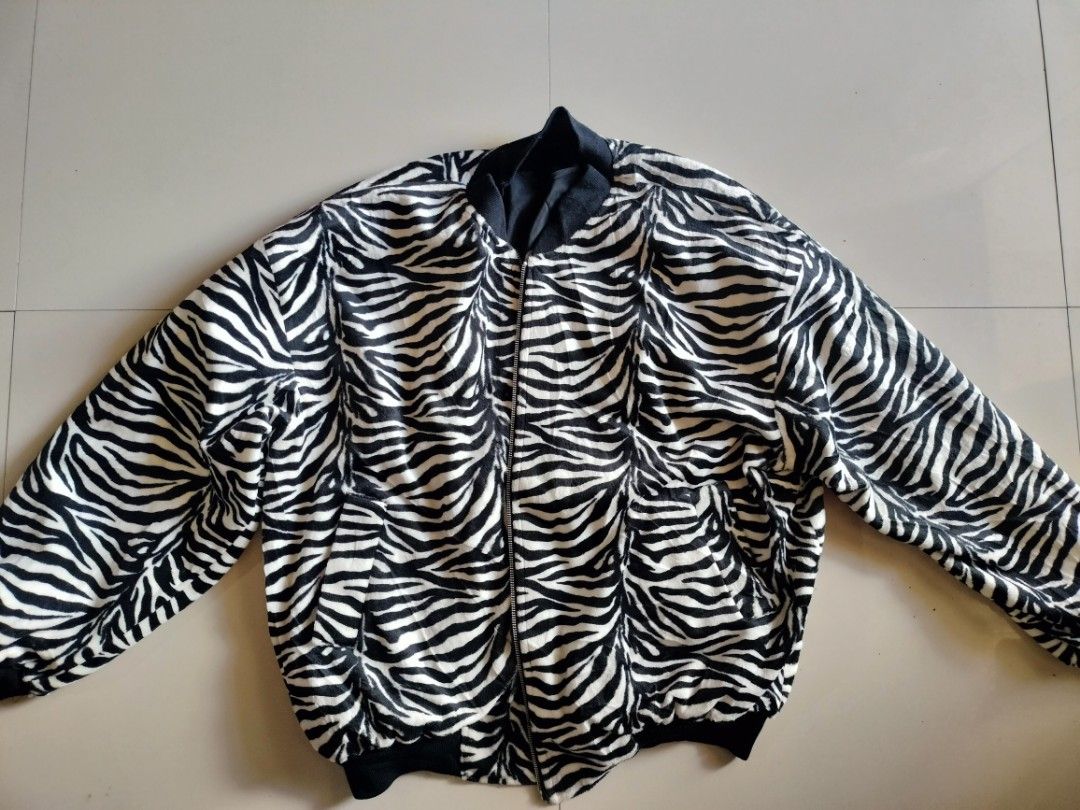 Versace couture bomber (Category: Coats, Jackets and Outerwear) located in Baguio. Submitted by thriftrot (Listing ID 1344476615, Image 3). Description: Versace couture reversible bomber issue: last photo excellent regardless of issue fits xxl mens box type L27.4 W27-27.5 9.5/10 color rate tight knits excellent tiger liner loc baguio add shipping fee.
