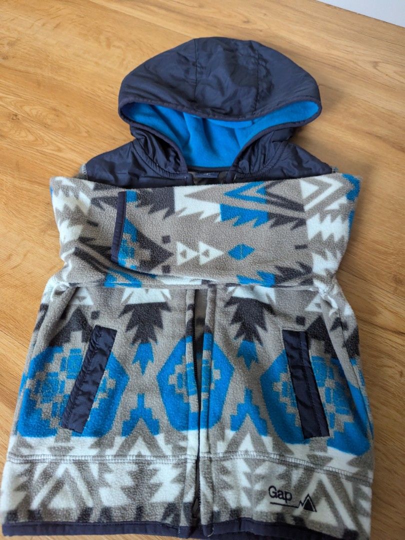 Winter Jacket (Category: Babies & Kids Fashion) located in Singapore. Submitted by jezcat (Listing ID 1344452764, Image 2). Description: Gap Toddler 2Y.