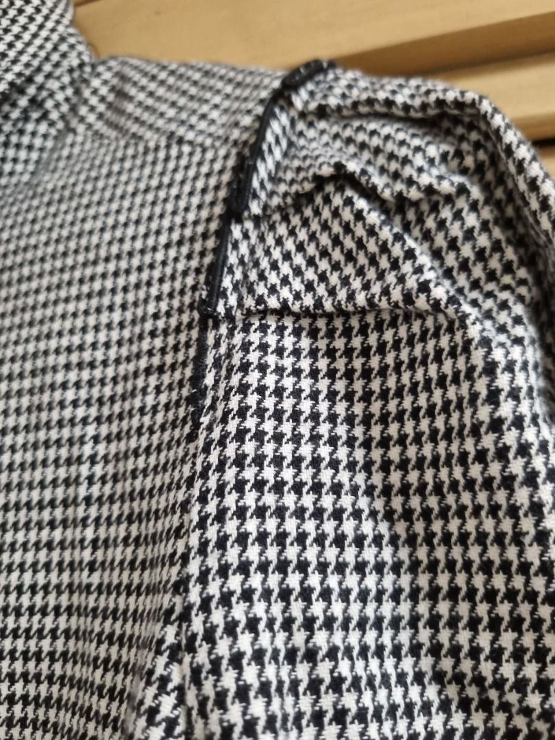 ZARA Houndstooth Zip Mini Dress with Pockets - Size S (Category: Dresses) located in Paranaque City. Submitted by milkootwt (Listing ID 1344571385, Image 2). Description: NEVER BEEN USED Zara Houndstooth Mini Dress with zipper and front pockets - size S - has a ruffle detail on the shoulders - features a zipper at the collar - features 2 front pockets - price negotiable - RFS: too small for me - MOP: GCash, Maya, BPI/bank transfer - MOD: Lalamove