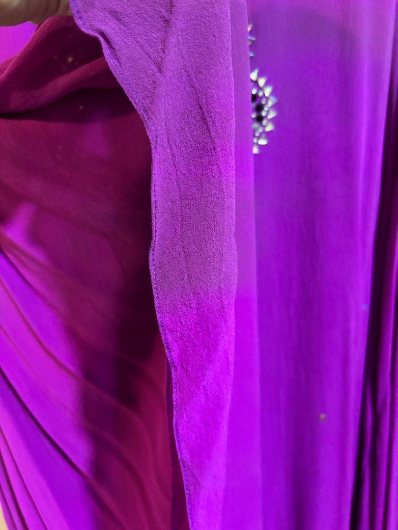 Caftan (Category: Kaftans & Jubahs) located in Kuala Lumpur. Submitted by mummyell (Listing ID 1344667407, Image 3). Description: Kaftan lawa sangat dengan batu Swarovski material chiffon georgette sangat flowy.. Dulu kak beli mahal juga di salah satu butik ternama dan sekarang ni nak letgo 93% off😂sayang sebenarnya kaftan ni tapi x pakai sb banyak baju lain...