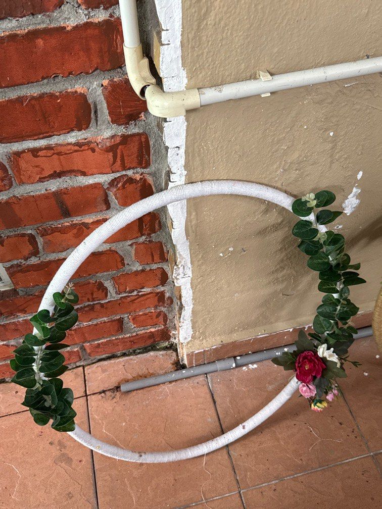 Deco Ring (Category: Artificial Plants & Flowers) located in Seri Kembangan. Submitted by minyoonfia (Listing ID 1344663272, Image 2). Description: i pernah untuk buat deco photooboth boleh refer gambar contoh 3 unit color coklat 1 unit color putih.