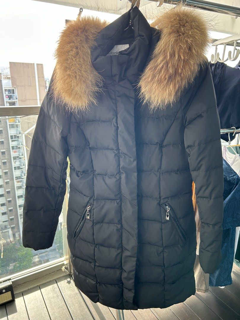 Down jacket (Category: Coats, Jackets and Outerwear) located in Singapore. Submitted by emily.qq (Listing ID 1344704727, Image 1). Description: Real fox fur collar very nice Shoulder-40cm Chest- 48cm Length- 85cm.