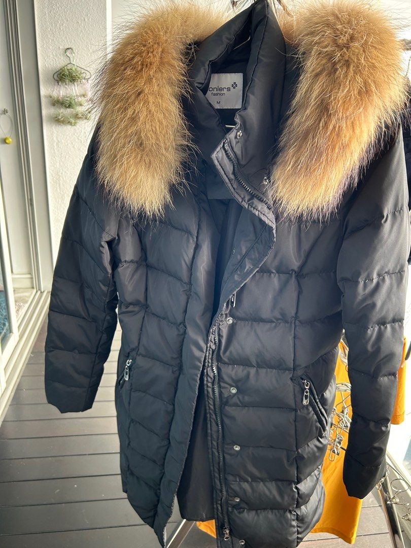 Down jacket (Category: Coats, Jackets and Outerwear) located in Singapore. Submitted by emily.qq (Listing ID 1344704727, Image 3). Description: Real fox fur collar very nice Shoulder-40cm Chest- 48cm Length- 85cm.