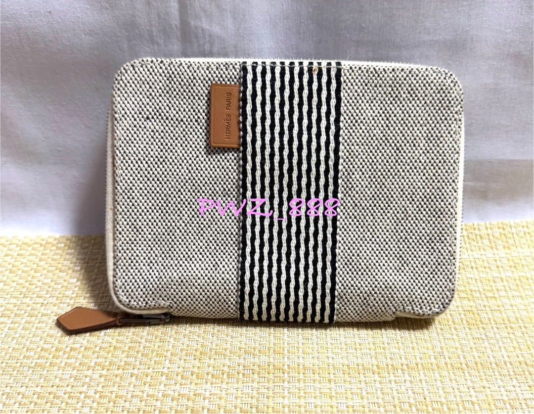 HERMES Herline Vintage Zip Wallet (Category: Luxury Bags & Wallets) located in Baguio. Submitted by pwz-eshop (Listing ID 1344749216, Image 1). Description: • Please take time to read. • I do not reserve items. I only mark items as reserved when it is paid. Paid items are shipped the next day. No shipping on holidays. • I do not have when worn pictures, please rely on actual dimensions for sizing. • Up for Grabs!! • Guaranteed Authentic!! • Flaws