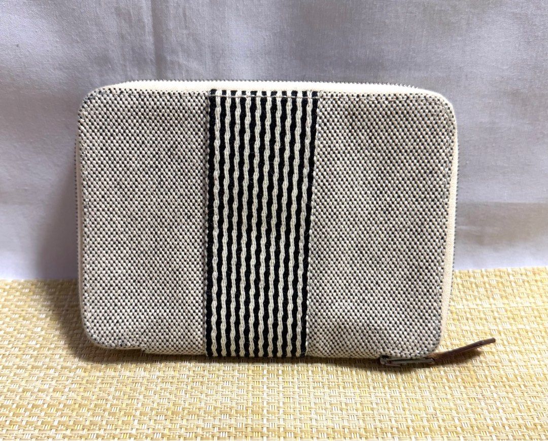 HERMES Herline Vintage Zip Wallet (Category: Luxury Bags & Wallets) located in Baguio. Submitted by pwz-eshop (Listing ID 1344749216, Image 3). Description: • Please take time to read. • I do not reserve items. I only mark items as reserved when it is paid. Paid items are shipped the next day. No shipping on holidays. • I do not have when worn pictures, please rely on actual dimensions for sizing. • Up for Grabs!! • Guaranteed Authentic!! • Flaws