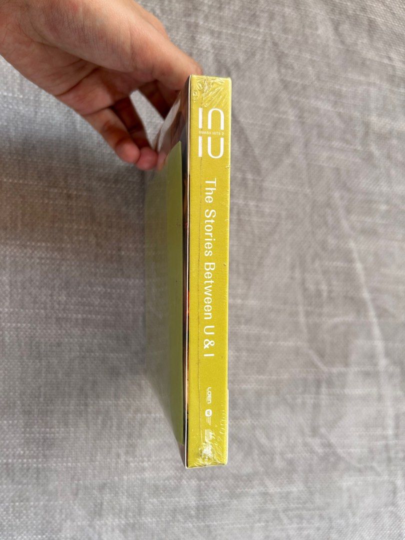 IU SMASH HITS 2: THE STORIES BETWEEN U & I, Hobbies & Toys