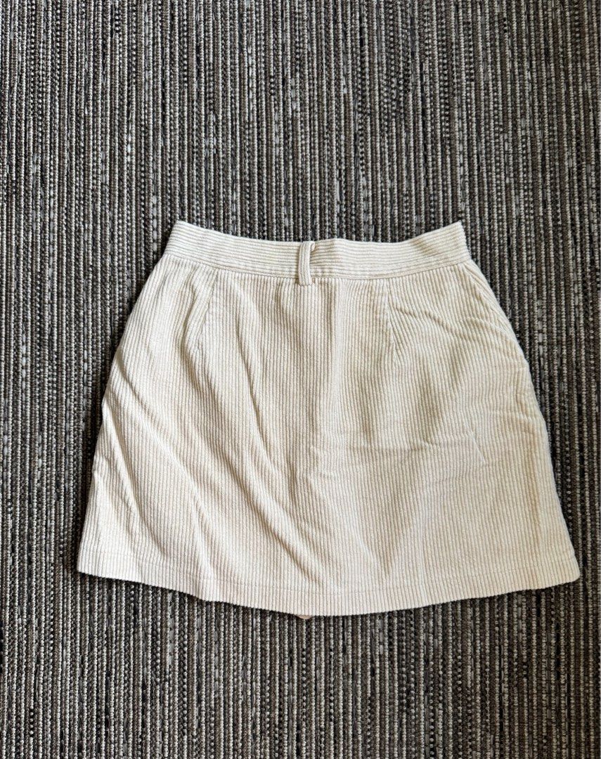 Mantou Corduroy Mini Skirt (Category: Skirts) located in Manila. Submitted by jdeclutters1 (Listing ID 1344637115, Image 2). Description: Mantou Corduroy Mini Skirt • size S (can fit 24-25” waist) • length: 14” • still in good condition (no flaws) • rfs: decluttering - does not fit anymore.
