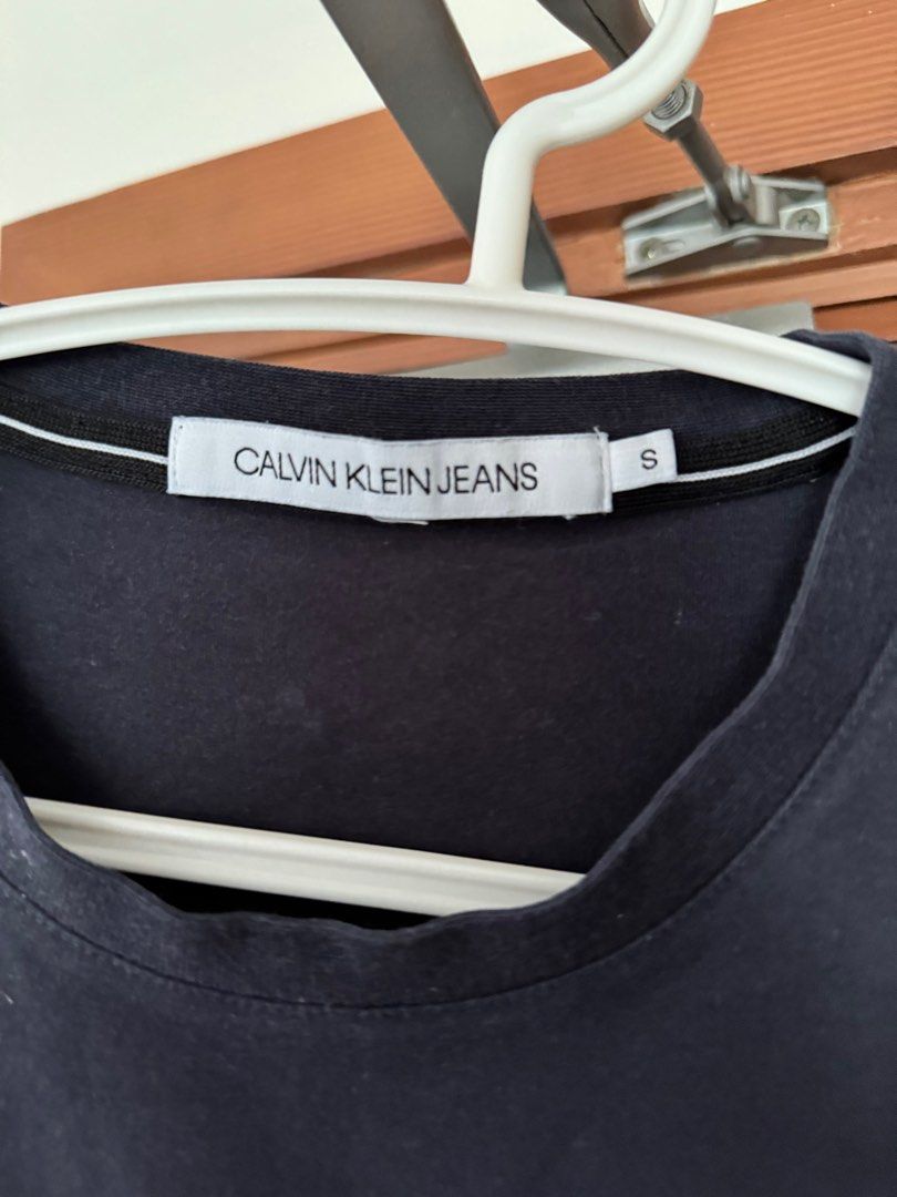 Navy Calvin Klein Graphic Shirt (Category: Tshirts & Polo Shirts ) located in Taguig. Submitted by drelo (Listing ID 1344668222, Image 2). Description: 💯authentic.