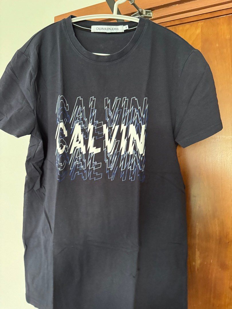 Navy Calvin Klein Graphic Shirt (Category: Tshirts & Polo Shirts ) located in Taguig. Submitted by drelo (Listing ID 1344668222, Image 1). Description: 💯authentic.