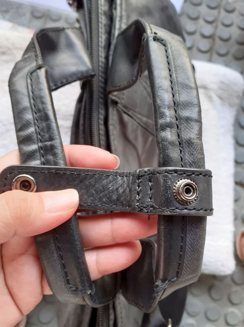 Original Black Samsonite Laptop Bag (Category: Laptop Bags & Sleeves) located in Marikina City. Submitted by oldschooljunkies (Listing ID 1344666808, Image 3). Description: well used; issue: see pic posted laptop with a size of 14" x 9" fits.