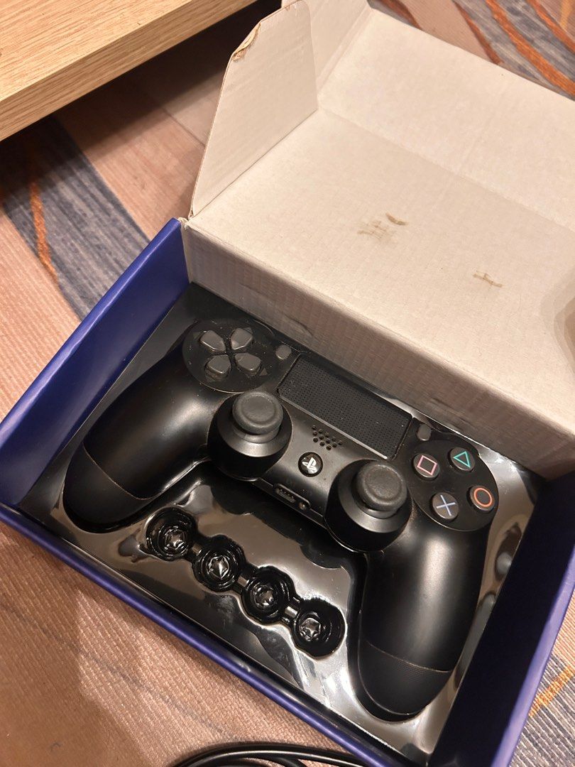 Ps4 controller (Category: PlayStation) located in Taguig. Submitted by tidytitan (Listing ID 1344620015, Image 1). Description: Usb port issue.