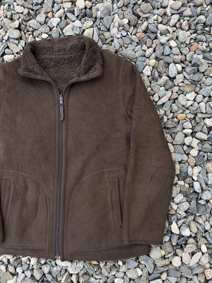 Uniqlo Dark Brown Reversible Fleece (Category: Coats, Jackets and Outerwear) located in Bacolod City. Submitted by danielle5_ (Listing ID 1344655149, Image 3). Description: Uniqlo Dark Brown Reversible Fleece Small-Medium Dimes: 20W, 25L Flaws: NONE M: 450 Swipe for more details!.